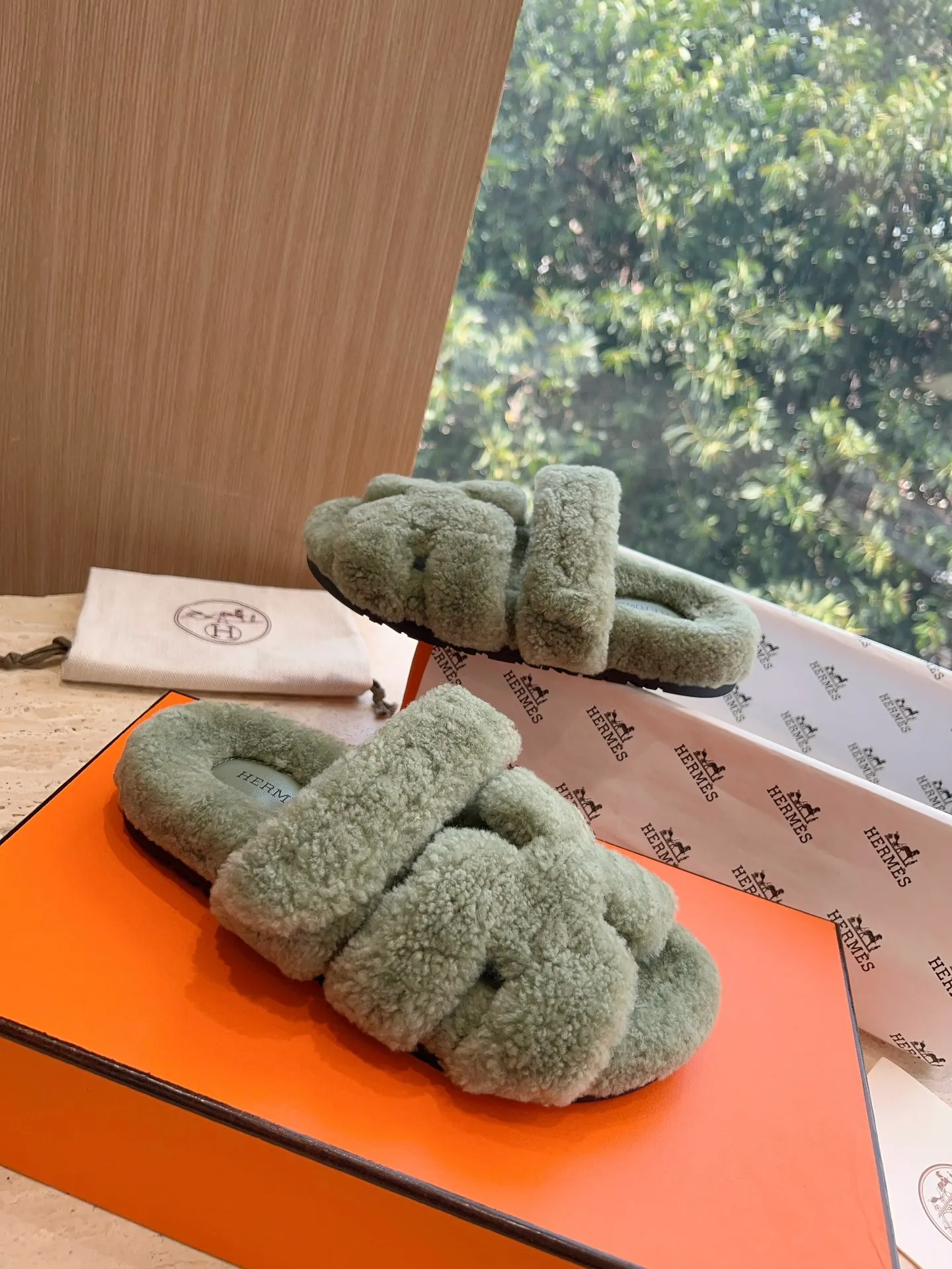 👟👟Ex-factory price 500👟👟 (Top version) Hermes Hermès Second Uncle Fur Slippers Can be made without standard: [Note: No standard needs to be customized] In 2024, the official website and Xiaohongshu will synchronize the latest color matching Hermès hot models, upgraded workmanship, high quality! Fashionable small wool H-slip autumn and winter style flat-soled wool mop. Fabric: Imported lamb's roll real wool. Lining: Imported lamb's roll real wool. Outsole: Genuine leather outsole. Size: 35-43, [Note: 41, 42, 43 customized]